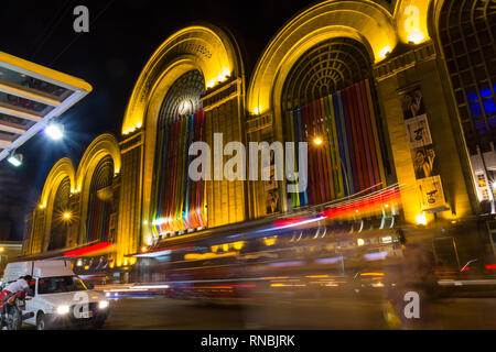 BUENOS AIRES, Argentina - 20 settembre: il traffico pesante su strada Corrientes da notte. Abasto facciata di edificio a Buenos Aires, Argentina Foto Stock
