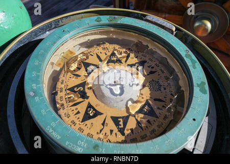 Penisola Antartica, Antartide - Febbraio 2, 2011: storico bussola di bordo della corteccia Europa, un turista tallship vela il mondo. Marchio De Foto Stock