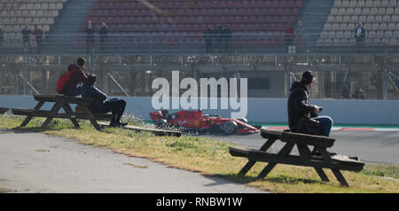 Tifosi guardare la Ferrari di Sebastian Vettel durante il primo giorno di test pre-stagione sul circuito de Barcelona-Catalunya. Foto Stock