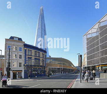 Tooley Street, Londra. Mostra entrata settentrionale per la recente ricostruzione London Bridge stazione ferroviaria, maestri d'ascia Arms pub sinistra, Shard dietro. Foto Stock