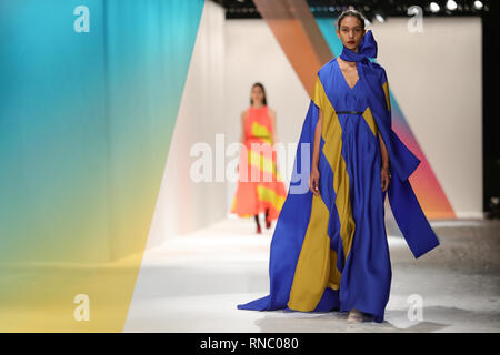 I modelli sulla passerella durante la Roksanda Autunno/Inverno 2019 London Fashion Week mostra presso il vecchio Selfridges Hotel nel centro di Londra. Foto Stock