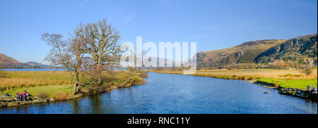 Il fiume Derwent vicino a Keswick nel distretto del lago. Foto Stock