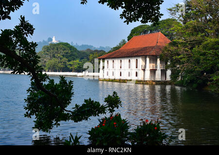 Il lago di Kandy, Kandy, Sri Lanka Foto Stock