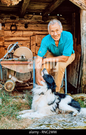 Una posizione ritratto di un Norvegese Allevatore ovino con il suo Border Collie cane da lavoro. Foto Stock