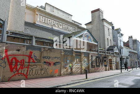 Brighton Hippodrome luogo di divertimento in mezzo la strada è stata vuota e fuori uso dal 2007, quando il suo impiego come una sala bingo cessato Foto Stock