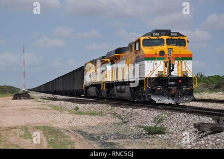 Treno di carbone in Colombia su 14.11.2013 nella fossa aperta El Cerrejon con carbone per spedizione in Europa. | Utilizzo di tutto il mondo Foto Stock