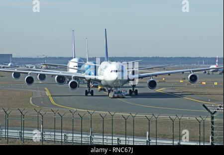 Frankfurt Rhein-Main Aeroporto. Tre aerei sono trainati in convogli a posizioni di parcheggio presso i terminali sul lato nord dell'aeroporto. Airbus A340 della Lufthansa, Boeing 787 Dreamliner del Vietnam Airlines e Airbus A380-800 di Thai Airways. | Utilizzo di tutto il mondo Foto Stock