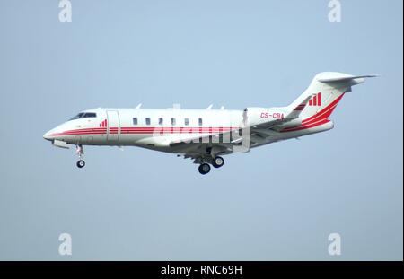 Un aeromobile di business del sito NetJets Europe, Bombardier BD-100-1A10, Challenger 350, avvicinando Frankfurt Rhein-Main Aeroporto. | Utilizzo di tutto il mondo Foto Stock