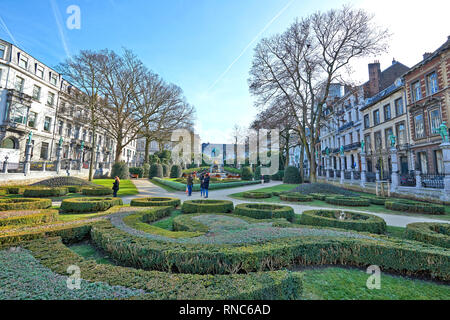 Bruxelles, Belgio - 17 febbraio 2019: popolazione gode di un parco da Petit Sablon davanti alla Cattedrale di Notre Dame du Sablon e la cattedrale in Bruxelles, Belgi Foto Stock