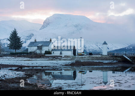 Faro di Corpach riflessioni con il Ben Nevis da Corpach, Fort William, Scozia in un freddo giorno di inverni in febbraio Foto Stock