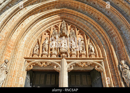 Bruxelles, Belgio - 17 febbraio 2019: Dettaglio dell'ingresso principale della cattedrale di Notre Dame du Sablon e la Cattedrale di Bruxelles in Belgio 2019 Foto Stock