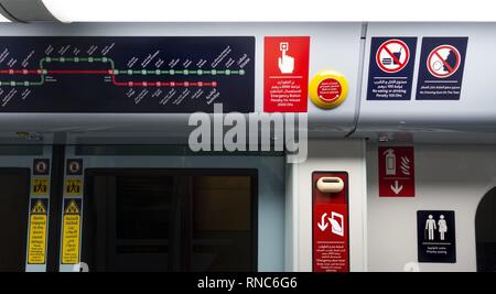 Regolamenti inusuale in Dubai i treni della metropolitana. La gomma da masticare è vietato, e le donne e i bambini hanno protetto i compartimenti. La violazione delle regole è passibile di ammende. (14 gennaio 2019) | utilizzo in tutto il mondo Foto Stock