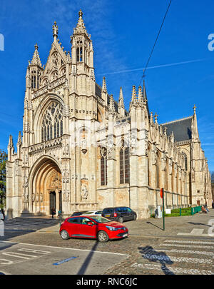 Bruxelles, Belgio - 17 febbraio 2019: Alcune persone godono di una soleggiata giornata invernale presso la cattedrale di Notre Dame du Sablon e la Cattedrale di Bruxelles in Belgio 2019 Foto Stock