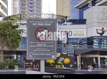 Il segno in esclusiva Marina Dubai district indica chiaramente che i cani non sono ammessi qui. Il quartiere di Marina Bay è una delle più importanti aree sensibili della metropoli. (15 gennaio 2019) | utilizzo in tutto il mondo Foto Stock