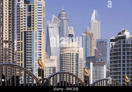 I grattacieli sono densamente impaccati in esclusivo quartiere di Marina di Dubai. Gli impressionanti grattacieli si affollano attorno a Marina Bay, un canale artificiale con un porto turistico e un lungomare di curva. (15 gennaio 2019) | utilizzo in tutto il mondo Foto Stock