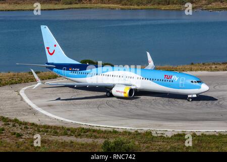 Corfù, Grecia - 16. Settembre 2017: TUIfly Boeing 737 all aeroporto di Corfu (CFU) in Grecia. | Utilizzo di tutto il mondo Foto Stock