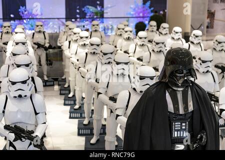 Darth Vader e soldati dell'esercito imperiale può ancora essere visto in Dubai fino al 30 aprile 2019. La mostra con le figure della saga di Star Wars in Dubai Mall è il più grande del suo genere. (10 gennaio 2019) | utilizzo in tutto il mondo Foto Stock