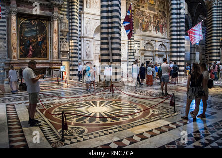 I turisti all'interno del Duomo di Siena (Cattedrale di Siena), Toscana, Italia Foto Stock