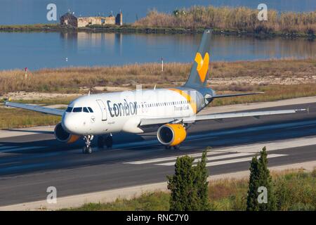 Corfù, Grecia - 16. Settembre 2017: Condor Airbus A320 a Corfu Airport (CFU) in Grecia. | Utilizzo di tutto il mondo Foto Stock