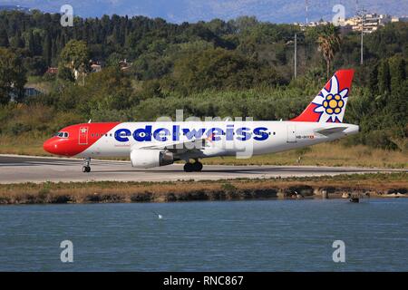 Corfù, Grecia - 13. Settembre 2017: Edelweiss Airbus A320 a Corfu Airport (CFU) in Grecia. | Utilizzo di tutto il mondo Foto Stock