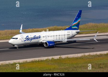 Corfù, Grecia - 16. Settembre 2017: Yakutia Boeing 737 all aeroporto di Corfu (CFU) in Grecia. | Utilizzo di tutto il mondo Foto Stock