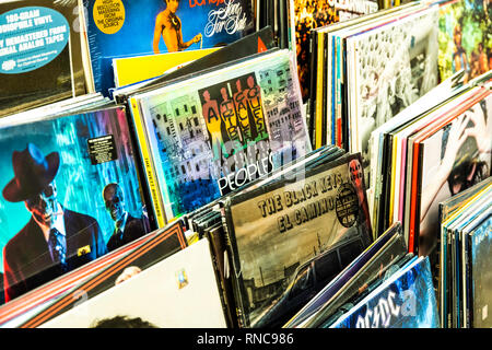 Bucarest, Romania - 05 giugno 2017: vinile registrare i casi di famose bande musicali in vendita nel negozio di musica Foto Stock