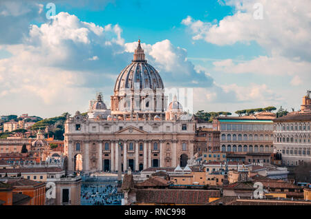 La Basilica di San Pietro, una delle più grandi chiese del mondo e principali attrazioni di Roma situato nella città del Vaticano. Foto Stock