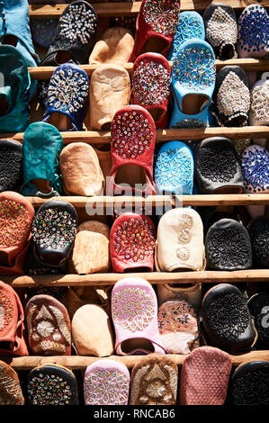 Colorate pantofole in pelle noto come babouches, in luogo di mercato di un souk di Marrakech, Marocco Foto Stock