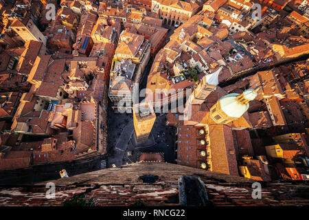 Bologna, veduta aerea della città e Garisenda dalla Torre degli Asinelli Foto Stock