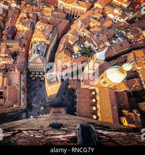 Bologna, veduta aerea della città e Garisenda dalla Torre degli Asinelli Foto Stock