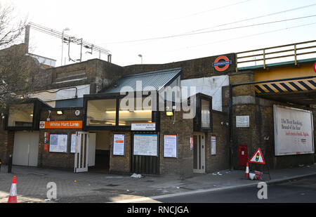 Tottenham Londra Regno Unito - White Hart Lane Stazione ferroviaria utilizzata da appassionati di calcio andando a speroni corrisponde fotografia scattata da Simon Dack Foto Stock