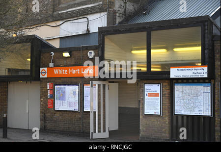 Tottenham Londra Regno Unito - White Hart Lane Stazione ferroviaria utilizzata da appassionati di calcio andando a speroni corrisponde fotografia scattata da Simon Dack Foto Stock