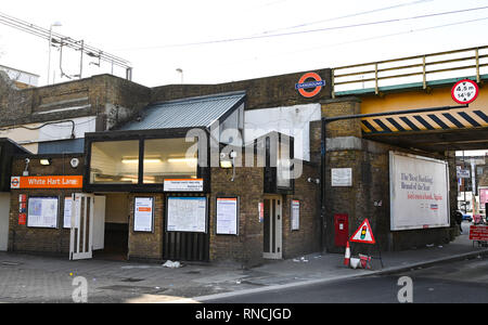 Tottenham Londra Regno Unito - White Hart Lane Stazione ferroviaria utilizzata da appassionati di calcio andando a speroni corrisponde fotografia scattata da Simon Dack Foto Stock