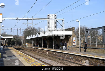 Tottenham Londra Regno Unito - White Hart Lane Stazione ferroviaria utilizzata da appassionati di calcio andando a speroni corrisponde fotografia scattata da Simon Dack Foto Stock