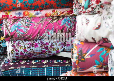Tessuti impilati in un magazzino tessile. Varie stampe multicolore. Saara, Rio de Janeiro, Brasile. 2019 Foto Stock