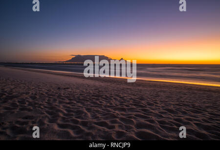 Vista notturna di Table Mountain e Cape Town, Sud Africa Foto Stock