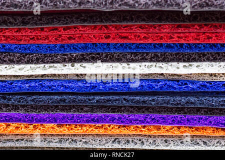 Pavimentazione in gomma impilati. Vari colori. Saara, Rio de Janeiro, Brasile. 2019 Foto Stock