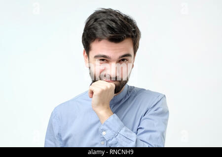 Astuzia tricky uomo maturo pensare su sfondo bianco. Foto Stock