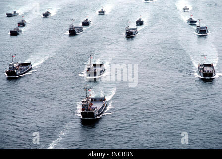 1982 - Un'antenna porta vista di prua di utilità e mechanized landing craft attaccato al mestiere di assalto unità uno (ACU-1) durante un atterraggio pratica presso il Silver Strand area di North Island. Foto Stock