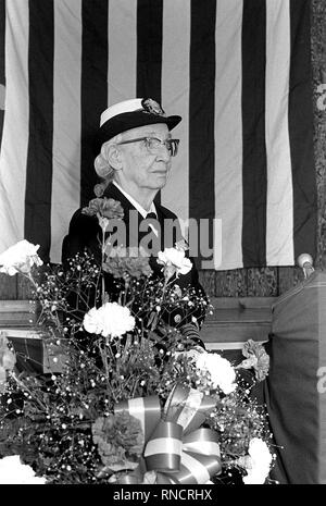 1983 - Capt. Grace Murray Hopper assiste ad una cerimonia che si svolge a dedicare un centro per la formazione informatica in suo nome a Brewster Academy. Foto Stock