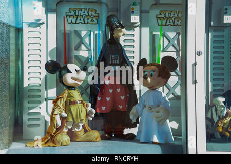 Francia, Parigi - febbraio 27.2016 - vetrina di un negozio con i personaggi Disney vestito come Star Wars all'interno della zona villaggio a DisneyLand Parigi Foto Stock