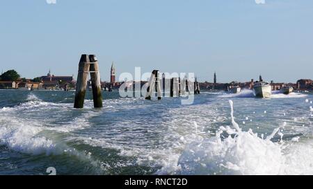 Vedute di Venezia, Italia. L'acqua taxi per l'Aeroporto Marco Polo Foto Stock