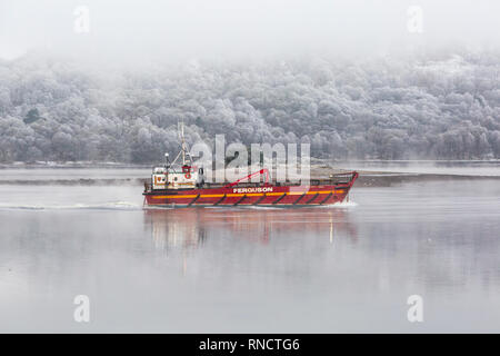 Ferguson Trasporti e spedizioni nave Harvest Anne motoring su un freddo inverno mattina con il gelo e la nebbia a Corpach, Fort William, Scozia in febbraio Foto Stock