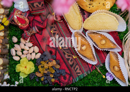 Uva passa nera, uva sultanina. shecurbura. Cresciuto. Shorgogal, un tradizionale pasticceria salata dall'Azerbaigian, su sfondo bianco . Azerbaijani Foto Stock