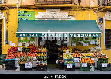 Valencia, Spagna - 16 Febbraio 2019: Frutta e verdura in negozio un turista Street nel quartiere Ruzafa. Foto Stock