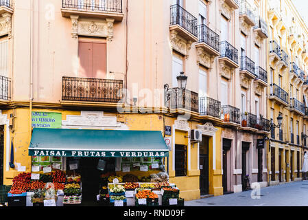 Valencia, Spagna - 16 Febbraio 2019: Frutta e verdura in negozio un turista Street nel quartiere Ruzafa. Foto Stock