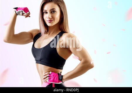 Giovane donna ha dimostrato la sua forza muscolare del corpo atletico. Foto Stock