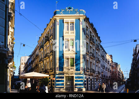 Valencia, Spagna - 16 Febbraio 2019: maestosi edifici sulla strada di Cadice nel quartiere Ruzafa. Foto Stock