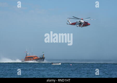 HM elicottero Guardia Costiera e Selsey imbarcazione a Selsey scialuppa di salvataggio giorno nel mese di agosto 2018 Foto Stock