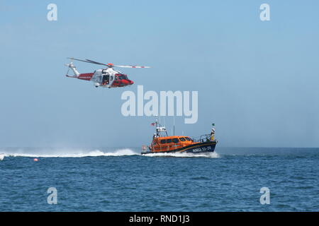 HM elicottero Guardia Costiera e Selsey imbarcazione a Selsey scialuppa di salvataggio giorno nel mese di agosto 2018 Foto Stock